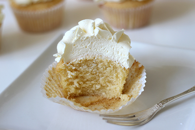 Super Moist Vanilla Cupcakes - Amycakes Bakes